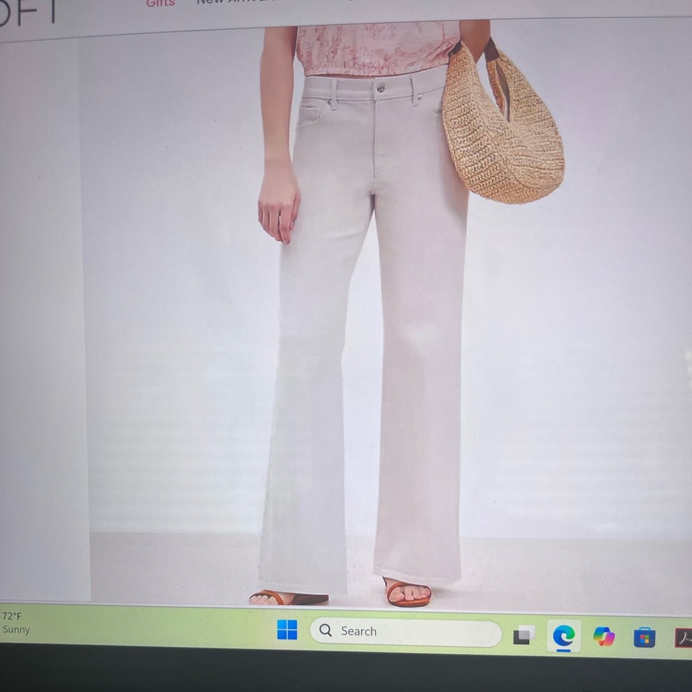 NWT Petite Mid Rise Wide Leg Jeans LOFT. In Washed Pink***